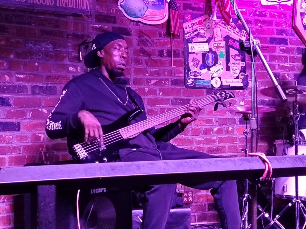 Basist benda u baru u Memphisu Tennessee