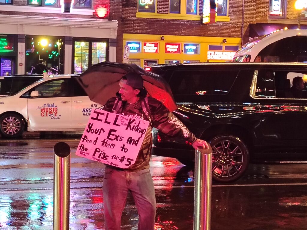 Čovjek s natpisom na ulici u Memphisu