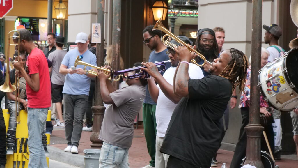 Afroamerički umjetnici sviraju trube na ulici u gradu New Orleans