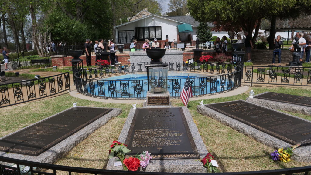 Grobovi Elvisa i njegove obitelji