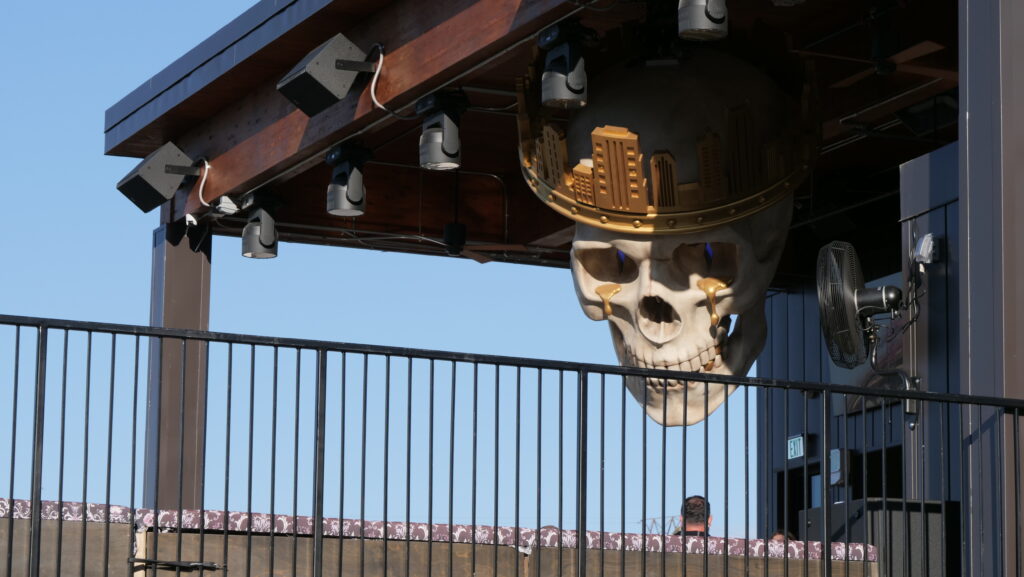 Velika lubanja s krunom rotira se sa stropa balkona